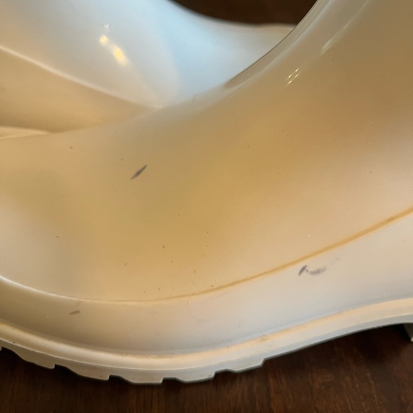 Burberry Rain Boots size 40. (8.5). - Picture 3 of 6